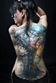 Studentessa piena di tatuaggi ad albero colorati
