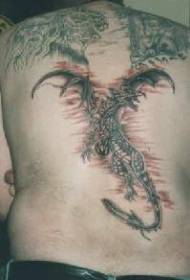 Patrón de tatuaje de dragón volador negro en la espalda