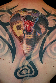 ein realistisches cobra tattoo muster auf dem rücken