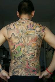 Ang bug-os nga likod nga gipintalan dako nga sumbanan sa itom nga adlaw nga tattoo