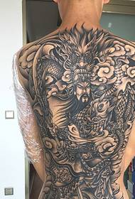 Schwaarz a wäiss Guan Gong Tattoo Muster dat de ganze Réck deckt