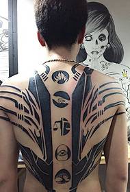 Bell'uomo pieno di personalità totem tatuaggio