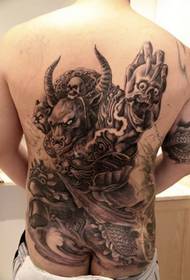 男性背部個性的牛惡魔紋身圖案