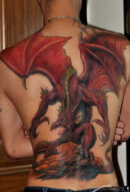Un tatuaggio di pterosauro fiammeggiante sulla schiena