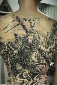 Cattivo pieno di schiena e grandi tatuaggi