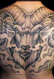 Uomo che porta il tatuaggio di capra arrabbiato sulla schiena