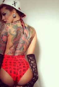 Scolara a schiena piena di fiori con motivo a tatuaggio dipinto