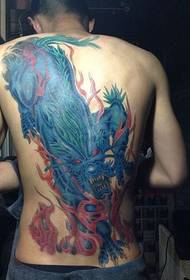 Ang bug-os nga likod nga asul nga unicorn nga tattoo