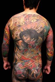 Káprázatos és kegyetlen színes totem tetoválás
