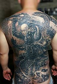 Il tatuaggio del tatuaggio totem a schiena piena è molto selvaggio e prepotente