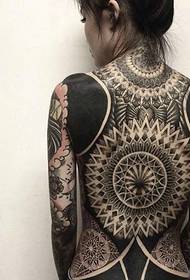 Девојчица са потпуним поклопцем ван Гогхових тетоважа узорака је пуна личности