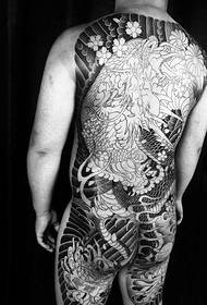 Esquena tradicional de tatuatge de drac gran blanc i negre
