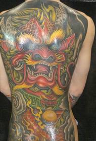 Mashkull magjepsës plot me tatuazhe njëbrirësh zjarri