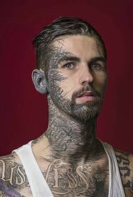 外国人男性は代替タトゥーで覆われており、タトゥーは個性に満ちています