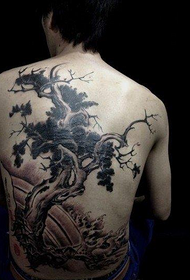 Tipico modello di tatuaggio sul pino posteriore