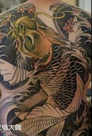 Modello di tatuaggio di calamari con schiena piena