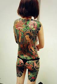Modeli i tatuazheve me ngjyra të plota të vajzës është shumë arrogante
