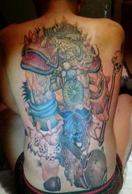 Foto di tatuaggio a mezzorco con un'arma
