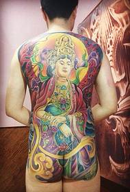 Uomo pieno di tatuaggi colorati bodhisattva