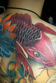 Un grande modello di tatuaggio di calamari con due colori diversi