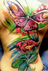 Patrón de tatuaje de mariposa y flor de tinta de espalda completa femenina