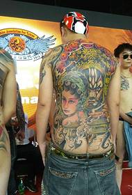 Zreli muškarci s totemskim tetovažama različitih boja