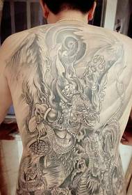 Visiškos nugaros asmenybės juodos ir baltos spalvos totemo tatuiruotės paveikslas yra labai dominantis