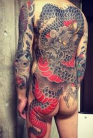 9 pecoj de malmodernaj plenaj dorsaj tatuoj