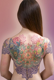 Женщина, полная красивой татуировки цветок бабочки
