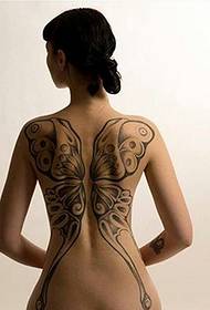 Donna piena di belle immagini di tatuaggi di ali di farfalla