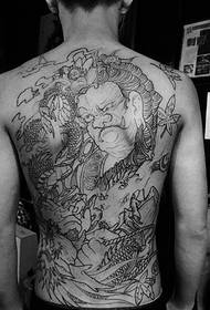 Enkel svartvitt totem-tatuering med full rygg