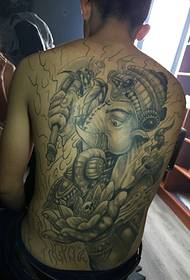 Fekete szürke elefánt isten tetoválás mintája, amely a teljes hátsó részét fedezi