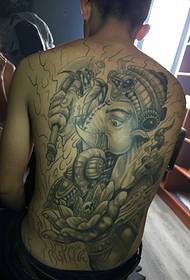 ຮູບແບບ tattoo ພຣະເຈົ້າສີ ດຳ ທີ່ປົກຄຸມດ້ານຫລັງທັງ ໝົດ