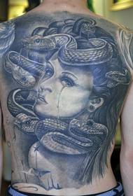 Vyras pilnas verkiančio Medusa tatuiruotės modelio