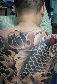 Moški črno-beli vzorec tatoo z velikimi lignji