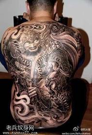 Patrón de tatuaje lleno de ambiente de espalda