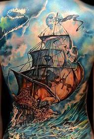 Vento e pioggia, pieni di schiena, abbagliante tatuaggio della nave pirata, spina