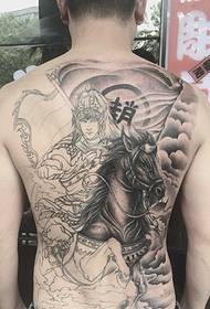 Komea soturi hevosen kanssa taistelukentällä täynnä tatuointeja