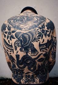 L'intera schiena è cosparsa di tatuaggi totem alternativi
