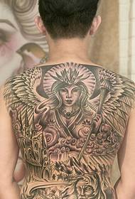 Ny lahy niverina tamin'ny taona 80 dia feno tatoazy totem
