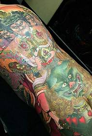 El patró de tatuatge de tòtem tradicional en tot color a l'esquena és molt dominant