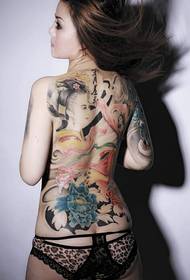Krásná žena s krásným klasickým tetováním