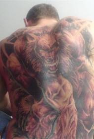 Padrão de tatuagem de lobo bravo forte na parte de trás