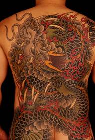 Tatuas plenan dorsan koloron de drako