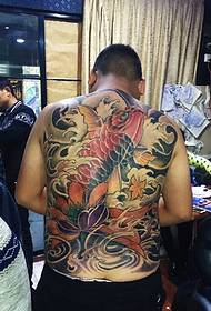 Yakazara kumashure tattoo ne lotus uye squid