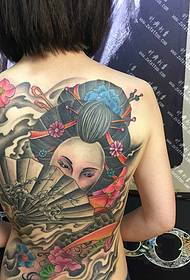 Alternatyvios merginos su spalvingomis gėlių tatuiruotėmis ant nugaros