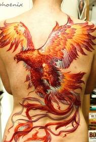 Parte posteriore delle donne con un bellissimo tatuaggio fenice