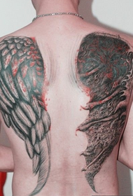 Engjëll i plotë mbrapa me tatuazhin e krahëve demon