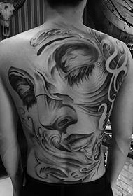 Чорний сірий малюнок татуювання, що покриває старий шрам