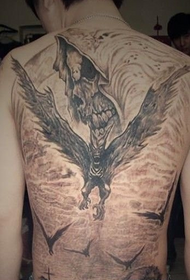 Mies koko selkä persoonallisuus dominoiva tatuointi